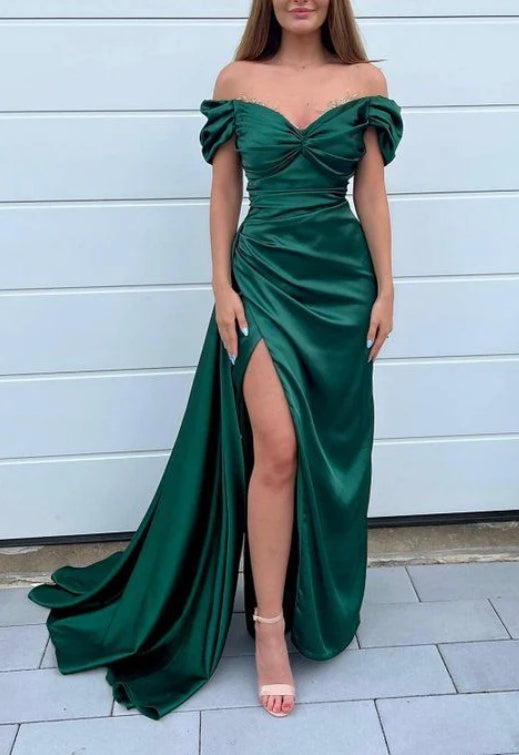 Vestido de fiesta de corte sirena con escote corazón y abertura frontal con abalorios en los hombros